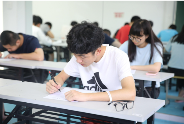 2025年高考复读生预计突破500万:一场教育内卷的深层博弈